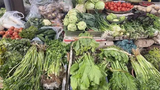 Tại chợ Châu Long, người bán rau cho biết do thời tiết khắc nghiệt cộng chi phí vận chuyển tăng cao nên giá rau những ngày gần đây tăng lên chóng mặt, có những loại rau do rét quá không lên được nên không có để bán.