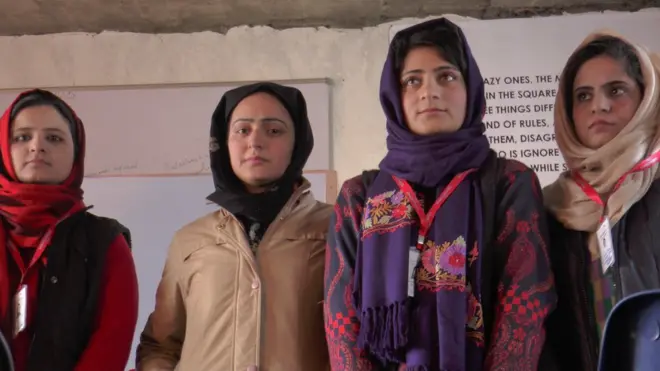 कश्मीरी युवतियां सेहर, इक़रा, समरीन और फ़ौज़िया सिविल सेवा की तैयारियों में जुटी हैं