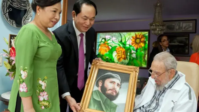 Fidel Castro nhận quà tặng từ ông Trần Đại Quang và phu nhân, bà Nguyễn Thị Hiền, hôm 15/11/2016 ở Havana