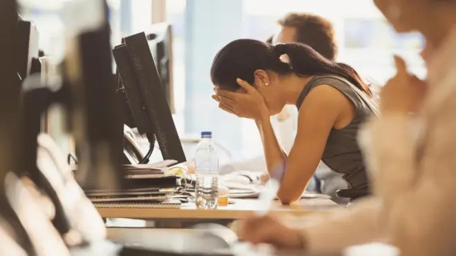 يقابل غالبيتنا أعباء العمل المتراكمة بزيادة ساعات العمل. لكن ماذا لو كان العمل الأقل هو السر في إنجاز عمل أكبر؟