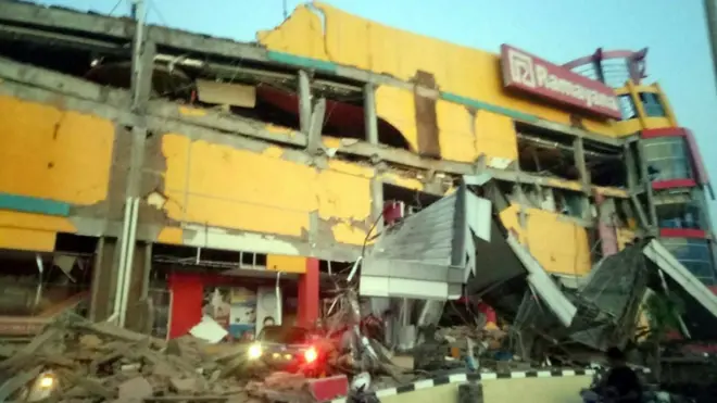 Un edificio de tres niveles colapsó en Donggala, una de las localidades afectadas en Célebes Central.