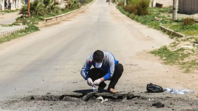 Bir Suriyeli Han Şeyhun'dan saldırı sonrası örnekler topluyor