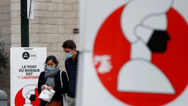 Belçika'nın başkenti Brüksel'de maske takmanın zorunlu olduğunu belirten bir uyarı