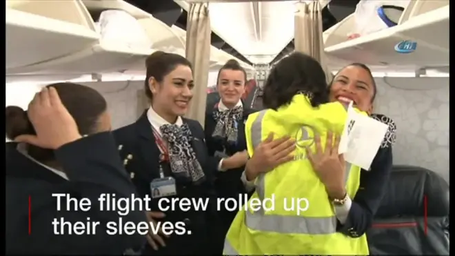 アフリカのギニアからブルキナファソに向かっていたトルコ航空機で、産気づいた女性が乗務員の介助を受けて女の子を無事出産した。上空1万2800メートルを飛ぶ旅客機に乗客が一人増えた格好となった。