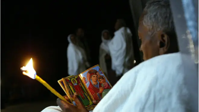 ምዕመናን ፀሎት ሲያደርሱ