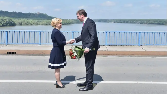 Iako su lideri razmenjivali i bukete cveća, regionalni sukobi ne rešavaju se decenijama. Na slici: Kolinda Grabar Kitarović i Aleksandar Vučić