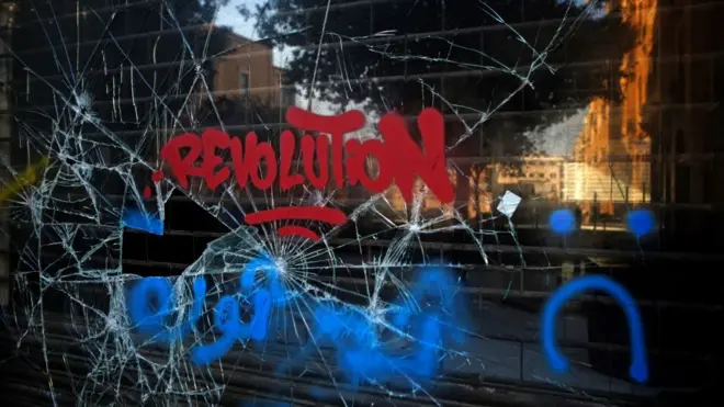 نافذة محطمة كُتبت عليها كلمة "ثورة" - 21 أكتوبر/تشرين الأول 2019