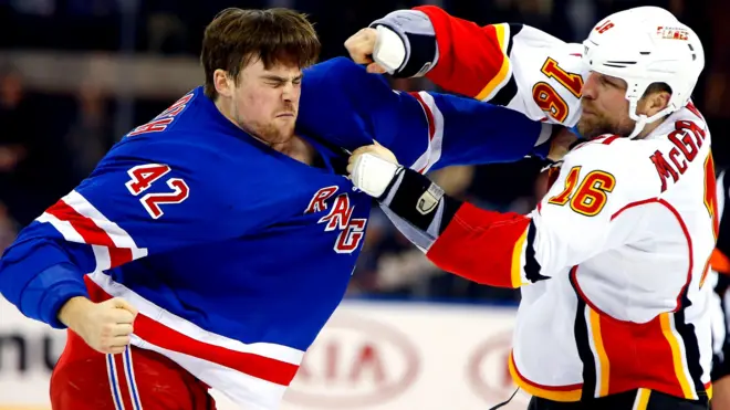 Момент матча между "Рейнджерс" и "Флеймз"