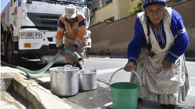Los adultos mayores son uno de los grupos más vulnerables a la crisis del agua.