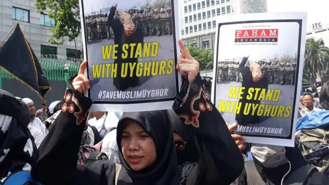 Para pendemo menuntut pemerintah Cina menghentikan persekusi terhadap kelompok Muslim Uighur.