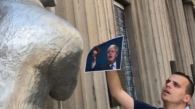 Izvinite, da li znate ko je na fotografiji?