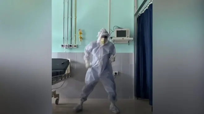 Doktor pleše u bolnici u Indiji