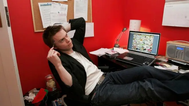 A la edad de 21 años, Tew decidió que había una mejor manera de pagarse la universidad que trabajar medio tiempo. Así creo la "página del millón de dólares".