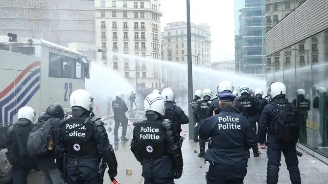 Polis, eylemcilere gözyaşartıcı gaz ve basınçlı suyla müdahale etti.