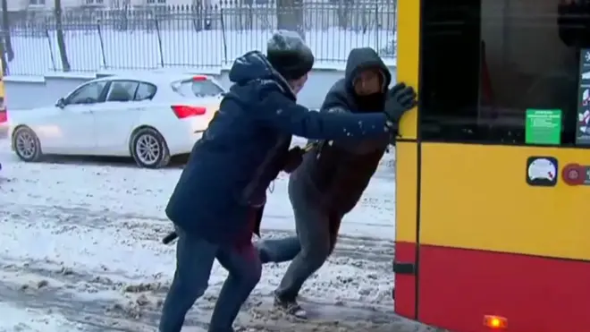 ቤላሩሳዊ ስደተኛ ኣብ በረድ ንዝተትሓዘት ኣውቶቡስ ይደፍእ