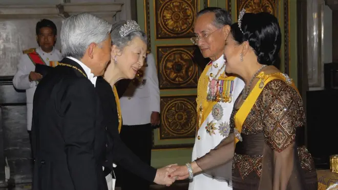 สมเด็จพระจักรพรรดิญี่ปุ่นทรงร่วมพระราชพิธีเฉลิมฉลองครองสิริราชสมบัติครบ 60 ปี สมเด็จพระปรมินทรมหาภูมิพลอดุลยเดช