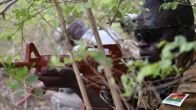 En plus des sept miliaires tués, six autres ont été blessés dans l'explosion.