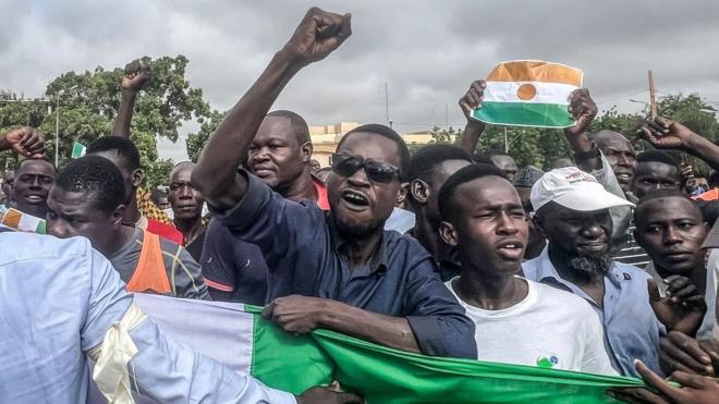 Des protestataires font un geste lors d'une manifestation à l'occasion de la fête de l'indépendance à Niamey, le 3 août 2023.