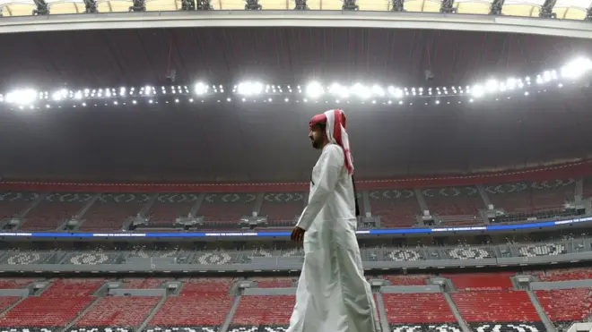 خليجي يسير على أرضية أحد ملاعب كرة القدم