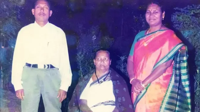 अपनी माँ के साथ द्रौपदी मुर्मू.