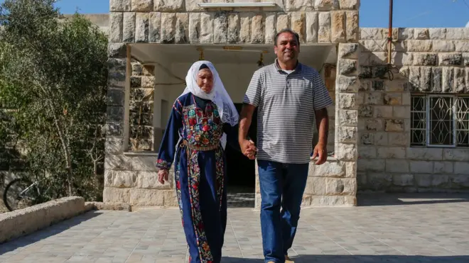 مفتية طليب مع ابنها بسام