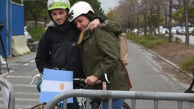El lugar del suceso amaneció con un altar en honor a las víctimas.