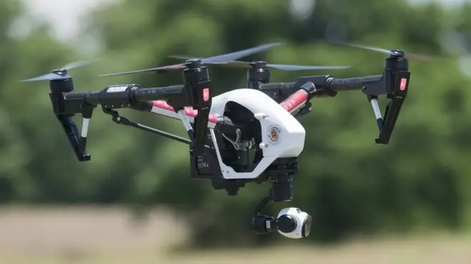 Le drone est équipé d'une caméra dont les images peuvent être vues en temps réel à distance, et enregistrées.