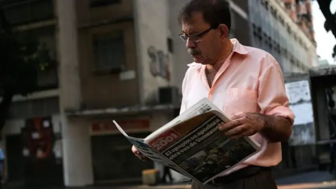 Мужчина с газетой