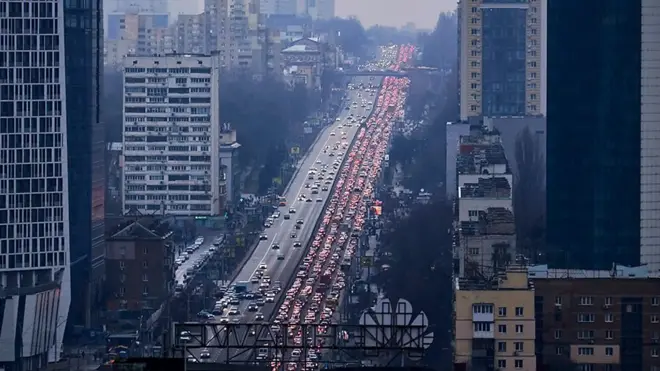 "Это удар в спину": Как жители Киева покидают город