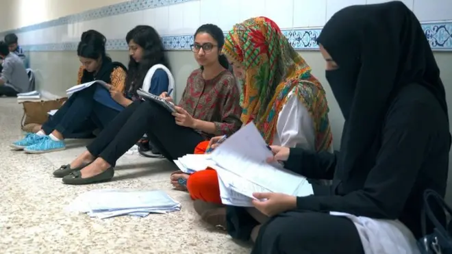 نئے آرڈیننس کے تحت نیشنل لائسنسنگ ایگزیم (این ایل ای) کا امتحان سال میں صرف دو مرتبہ منعقد کیا جائے گا جسے پاس کر کے ہی میڈیکل کے تازہ گریجویٹس اپنے کریئر میں آگے بڑھ سکیں گے