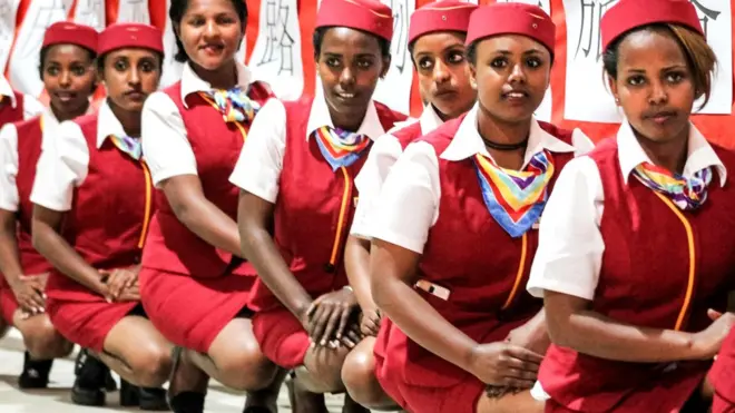 Jumatano, wahudumu hawa wa treni katika reli ya Addis Ababa-Djibouti walijiweka sawa kupigwa picha baada ya kuwasili kwa treni ya kwanza ya kibiashara katika mji wa Addis Ababa kutoka kituo cha reli cha Nagad nchini Djibouti