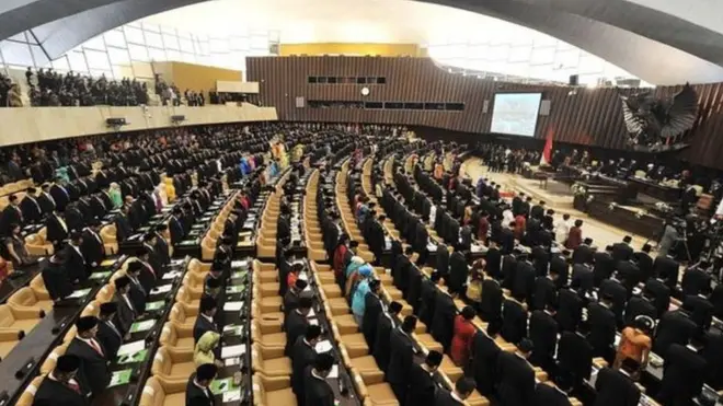 KPK tengah menyelidiki kasus dugaan korupsi e-KTP yang melibatkan sejumlah anggota DPR.