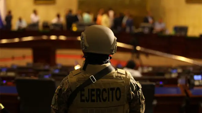 Militares en el congreso salvadoreño