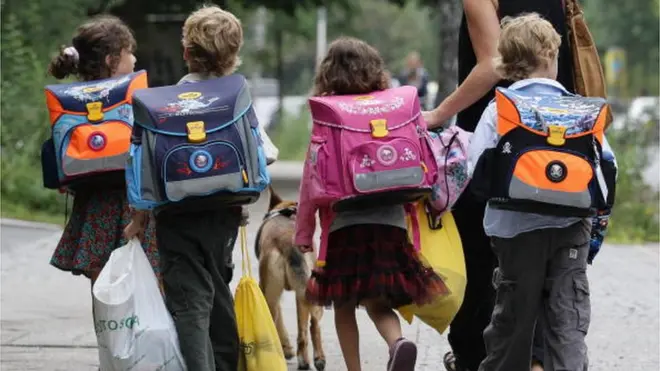 okula giden öğrenciler