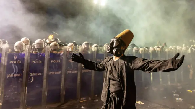 Manifestante em meio aos protestos na Turquia. 
