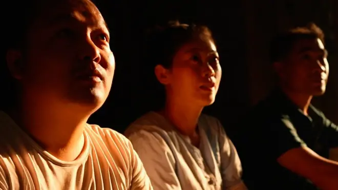 在中国西安的一个住宅小区里,有百余人长期住在未完工的公寓楼内。他们购买的预售商品房,因开发商负债成了“烂尾楼”。