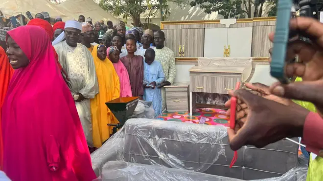 Aworan awọn eeyan to peju sibi ayẹyẹ igbeyawo naa