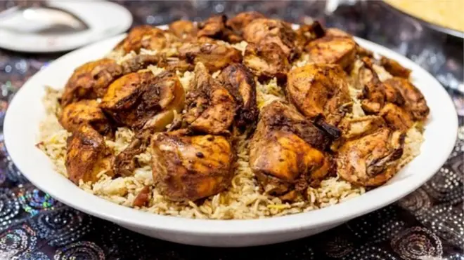 La femme a servi les restes de son petit ami dans un plat traditionnel émirati comme celui-ci