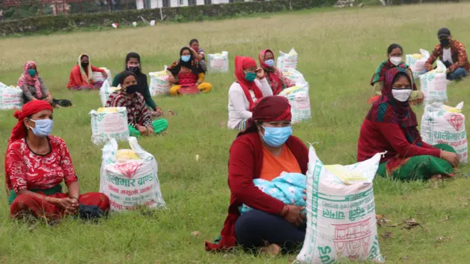 पोखरामा राहत लिन आएका सुत्केरी र गर्भवती महिला