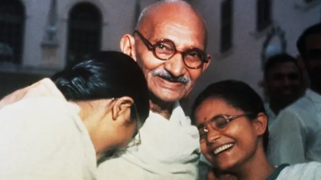 گاندھی اپنی پوتیوں منو اور ابھا کے ہمراہ