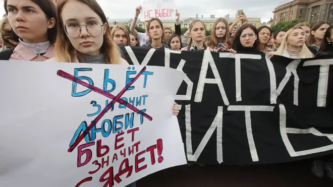Участники митинга в поддержку сестер Хачатурян