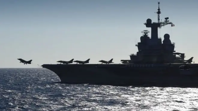 خبر رساں ادارے اے ایف پی کے مطابق فرانس کے متعدد رفال طیاروں نے جمعے کی صبع دولتِ اسلامیہ کے خلاف فضائی حملے کیے