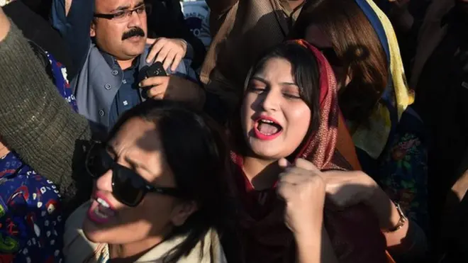 سپریم کورٹ کے باہر