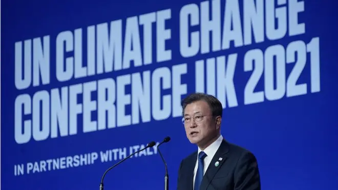 문재인 대통령이 1일 영국 글래스고 스코틀랜드에서 열린 제26차 유엔 기후변화협약 당사국총회(COP26)에서 기조연설하고 있다