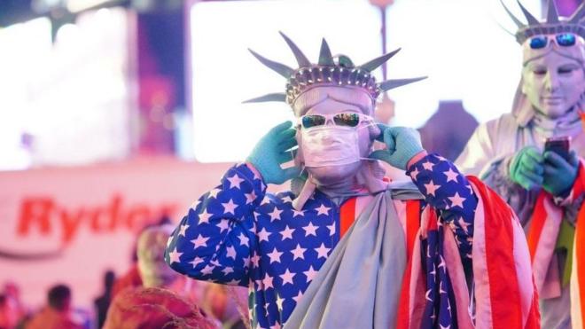 纽约时代广场戴口罩的街头表演者