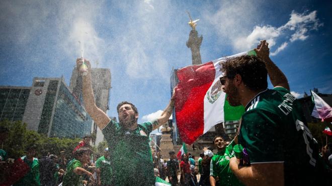 Torcedores mexicanos comemoram na Cidade do México a vitória do México contra a Alemanha na Copa do Mundo da Rússia