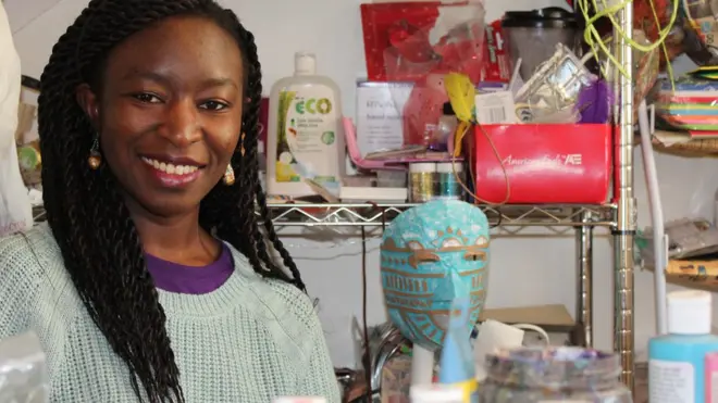 Amsa Yaro dey use paper take do her art work.