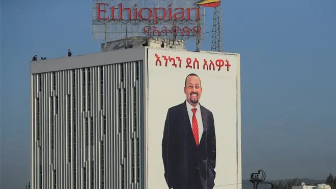 صورة لآبي أحمد على واجهة مقر الشرطة الإثيوبية في أديس أبابا