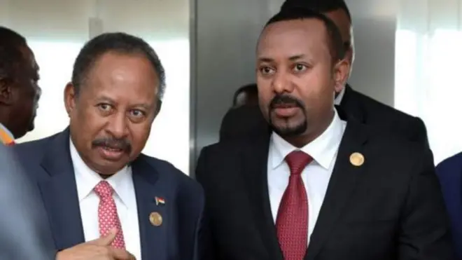 Ra'iisul Wasaaraha Itoobiya Abi Ahmed (midig) iyo Ra'iisul Wasaaraha Suudaan Abdullah Hamdok. Labada waddan ayey muddo dheer cadaawad ka dhaxeysay