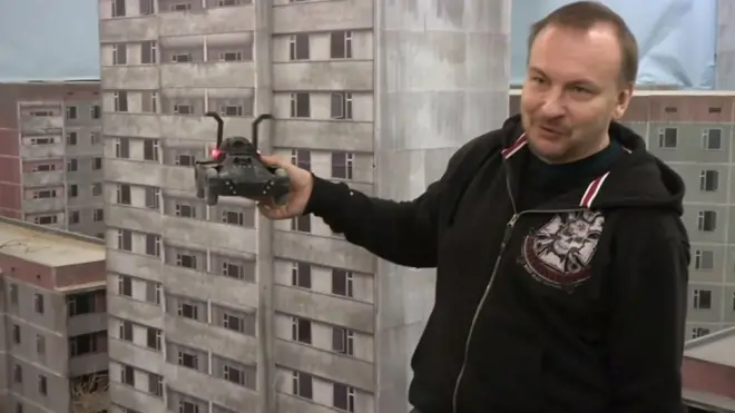 Керівник проекту Сергій Бескрестнов показує, як учасники гри вітаються одне з одним